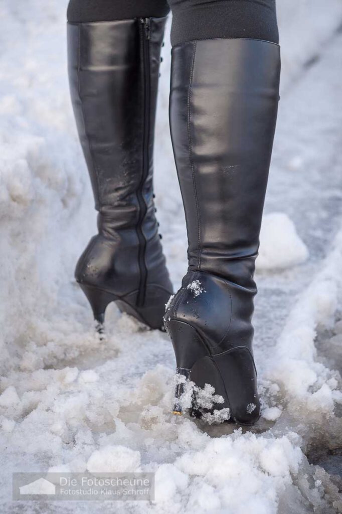 Mit High Heels Stiefeln durch Eis und Schnee