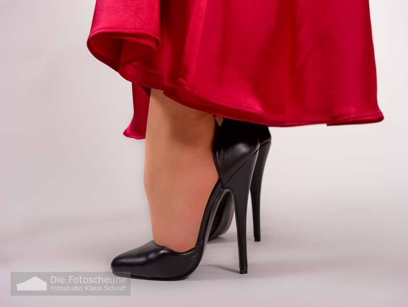 Mega High Heel mit rotem Kleid